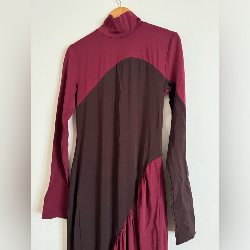 The Abstraction Colorblocked Long-Sleeve Jersey Gown in Coffee Bean and Currant - Picture 5 of 10